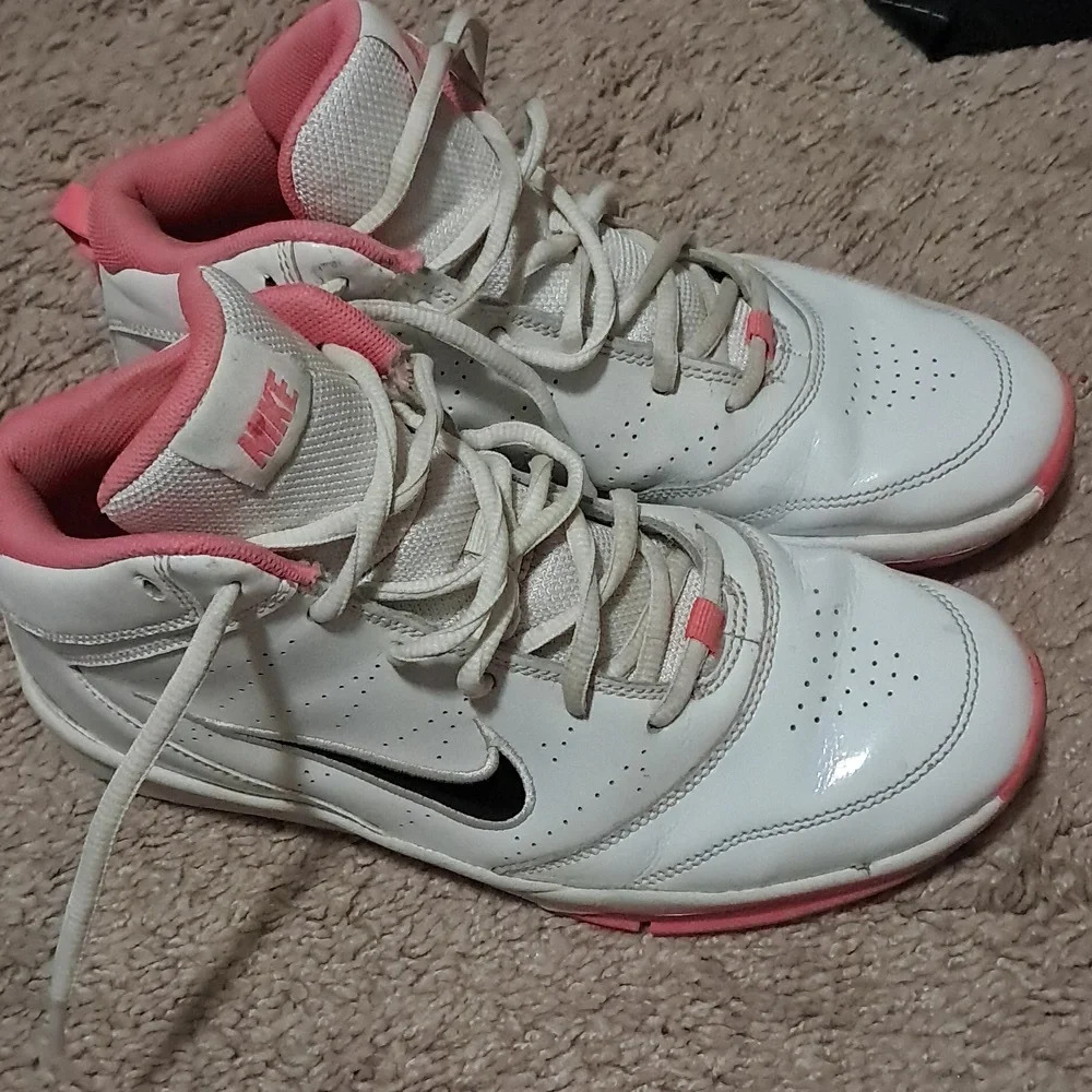 Used Nike team hustle d5 girls basketball shoes